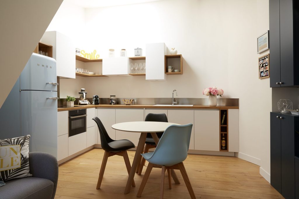 Restructuration sur mesure de deux chambres de bonnes