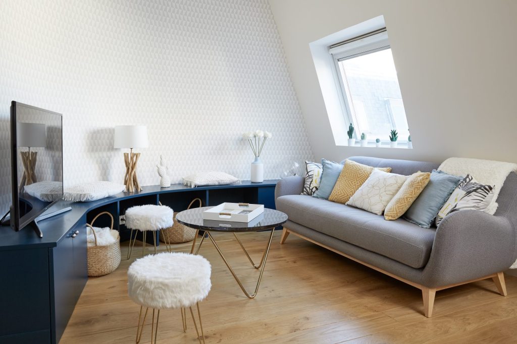 Restructuration sur mesure de deux chambres de bonnes
