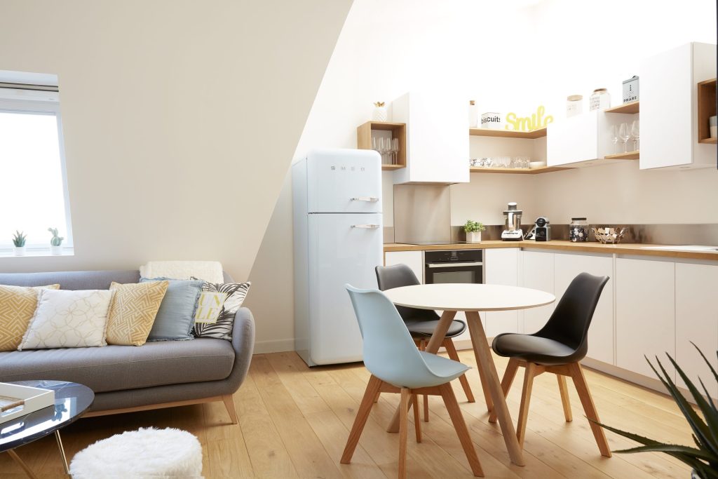 Restructuration sur mesure de deux chambres de bonnes